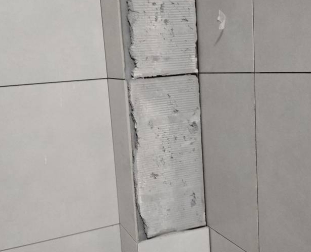 湟中瓷砖空鼓维修公司分享下瓷砖施工前基层浇水润湿程度不足，可能导致以下问题