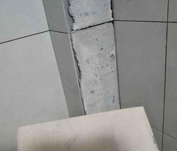 湟中瓷砖空鼓维修公司分享下厨房瓷砖脱落的补救措施。
